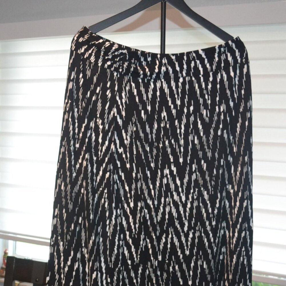 Pre-owned Liz Claiborne black and white graphic print maxi skirt. Size L.